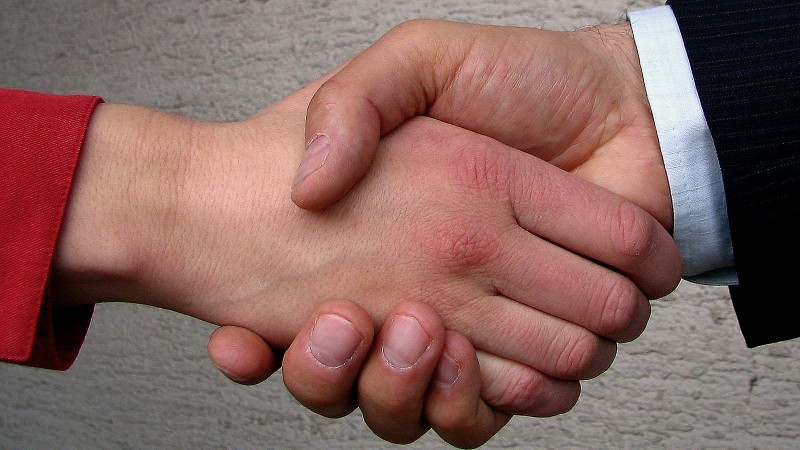 NEGÓCIOS shaking hands 1240911 FreeImages