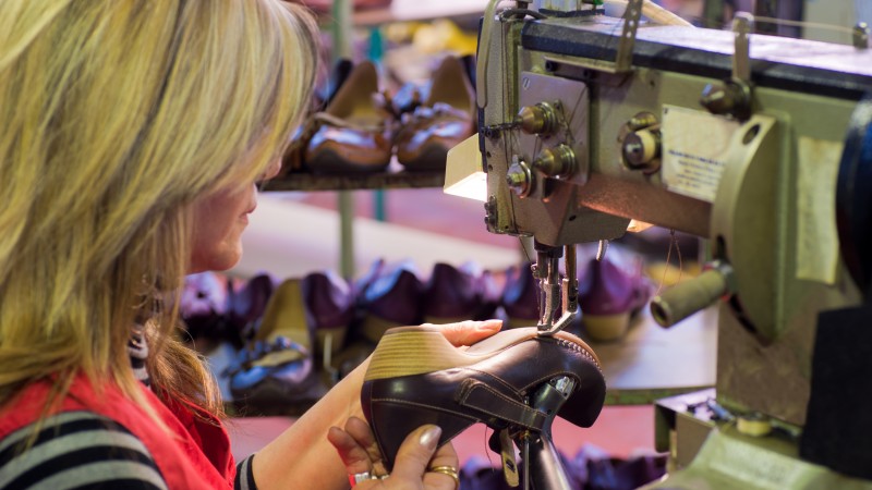  Operária trabalha na fabricação de calçados